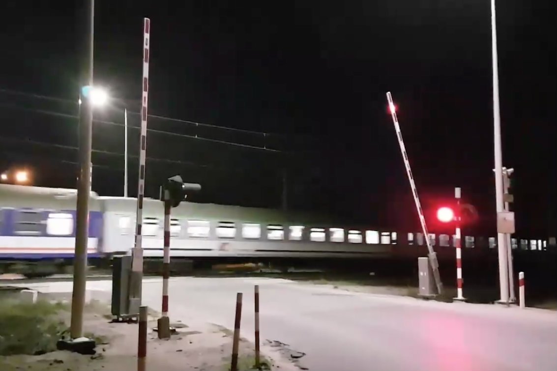 Użytkowniczka Facebooka nagrała film, na którym widzimy pociąg przejeżdżający przy otwartym przejeździe kolejowym w Krzesinach pod Poznaniem.