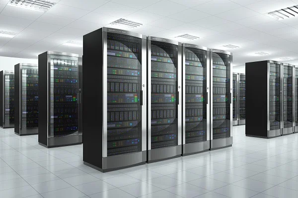 Dziś infrastrukturą techniczną sterują zaawansowane systemy komputerowe. Fot. Shutterstock.com
