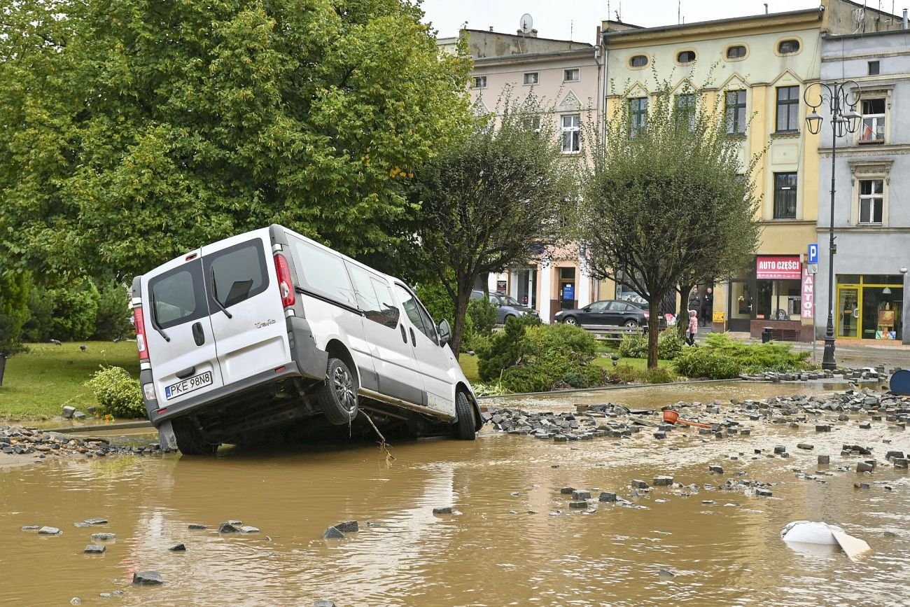 W Głuchołazach woda już opada. Można robić bilans zniszczeń i strat