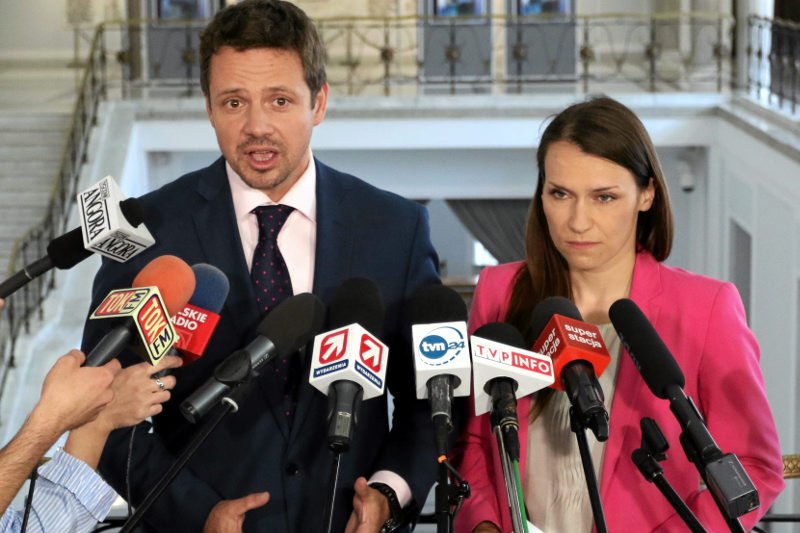 "Młode wilki", czyli Agnieszka Pomaska i Rafał Trzaskowski nie chcą rozmawiać o piłowaniu zębów przez Grzegorza Schetynę. Twierdzą zgodnie, że materiał był manipulacją TVP i pisowską propagandą.