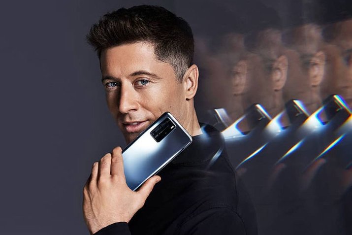 Robert Lewandowski ze smartfonem Huawei P40 Pro – oczywiście dostępnym w sklepie huawei.pl