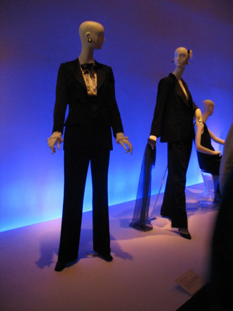 Le Smoking Yves Saint Laurent w Young Museum w San Francisc
