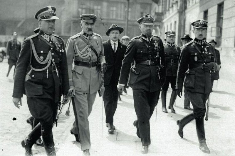 Marszałek Piłsudski w otoczeniu współpracowników w czasie zamachu majowego. Czy dziś zrobiłby w Polsce porządek?