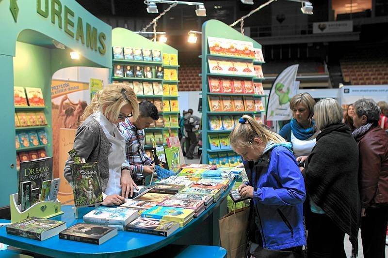 W Polsce z roku na rok maleje sprzedaż książek. Jest też coraz mniej księgarń