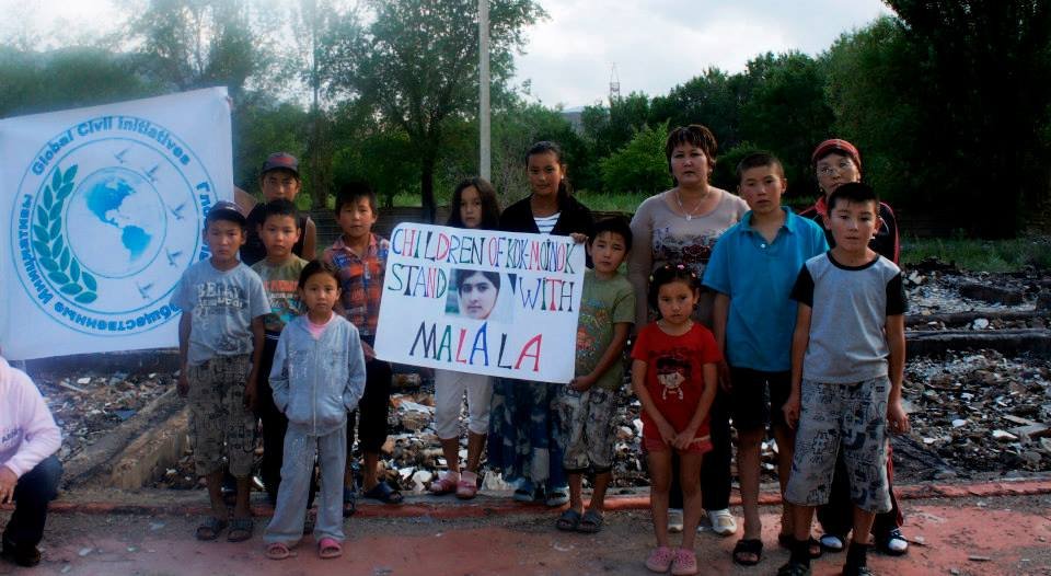 Dzieci z Kok-Moinok w miejscu, gdzie kiedyś stała szkoła