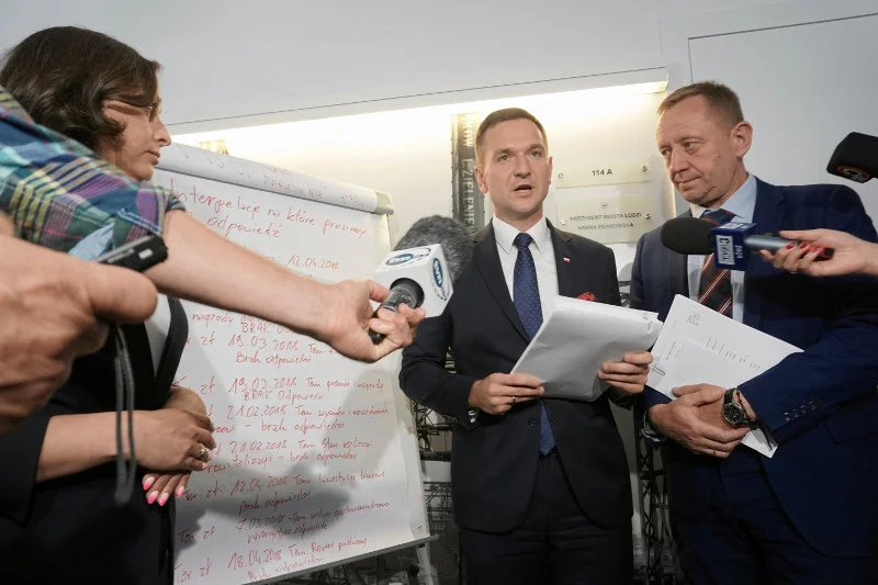 Posłowie PiS weszli do urzędów miast rządzonych przez polityków PO i PSL. Domagali się dokumentów.