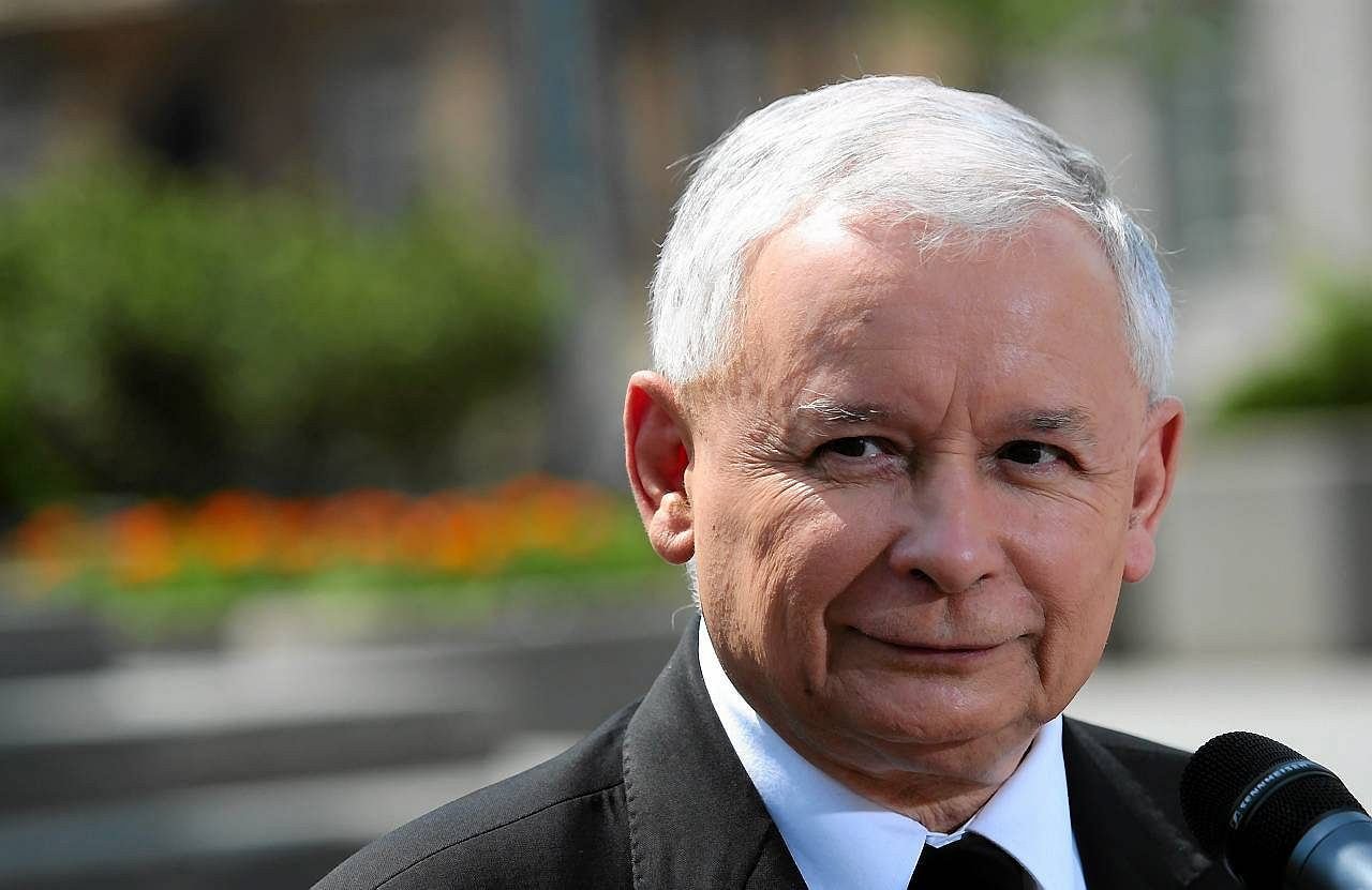 Jarosław Kaczyński może spać spokojnie przed rekonstrukcją. PiS deklasuje PO.