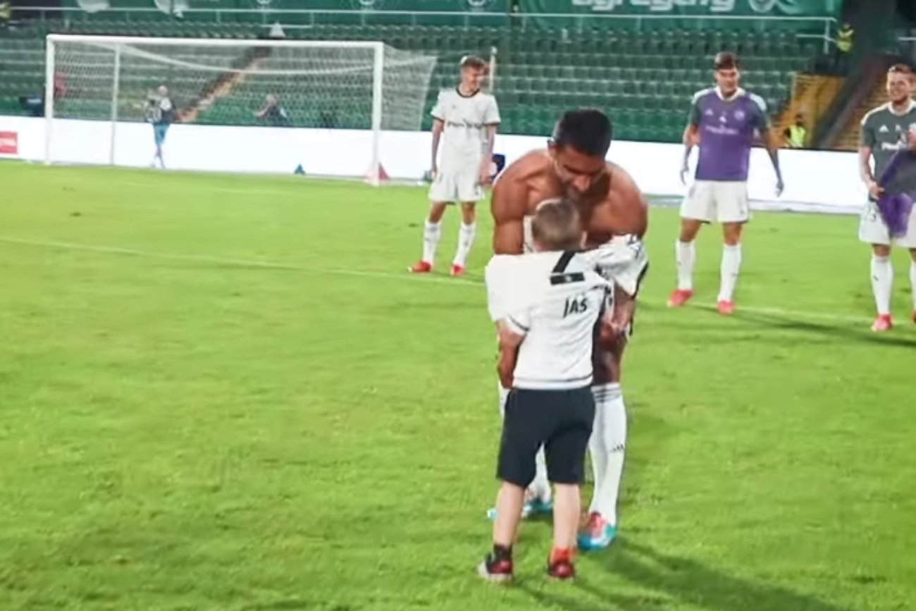 Mały kibic Legii Warszawy wbiegł na boisko. Reakcja zawodników była bezcenna