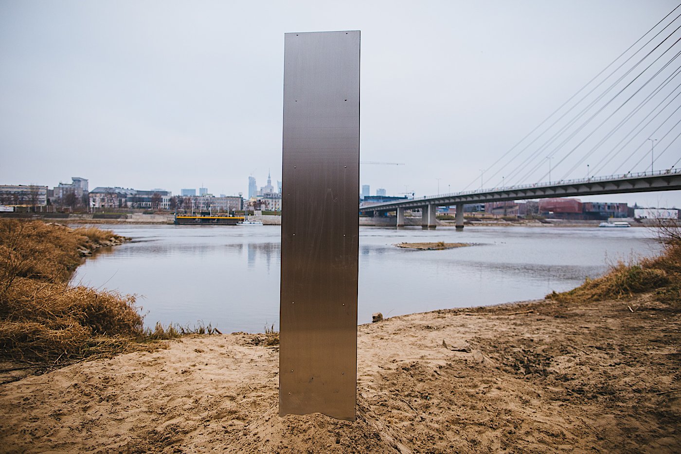 Monolit w Warszawie. Tajemniczy obiekt naprawdę pojawił się nad Wisłą