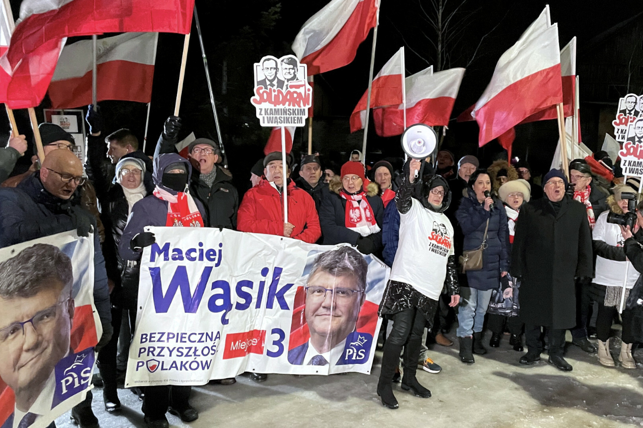 Demonstranci przed więzieniami czekają na Kamińskiego i Wąsika. "Jesteś wolny!"