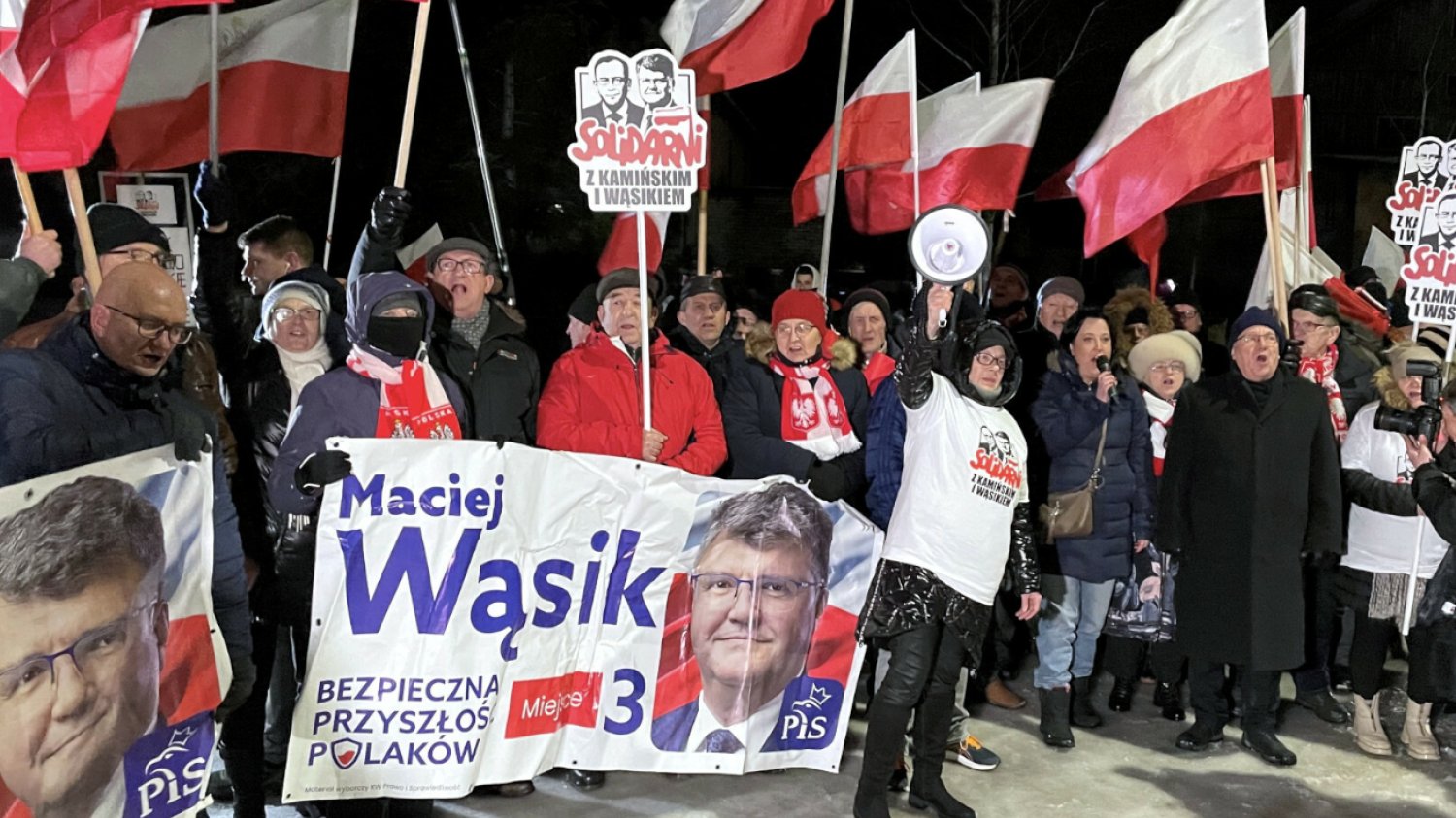 Demonstranci przed więzieniami czekają na Kamińskiego i Wąsika. "Jesteś wolny!"
