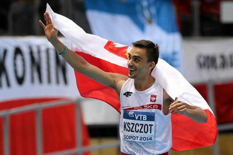 Adam Kszczot cieszy się ze zdobycia srebrnego medalu w biegu na 800 metrów