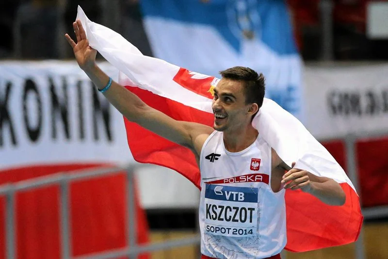 Adam Kszczot cieszy się ze zdobycia srebrnego medalu w biegu na 800 metrów