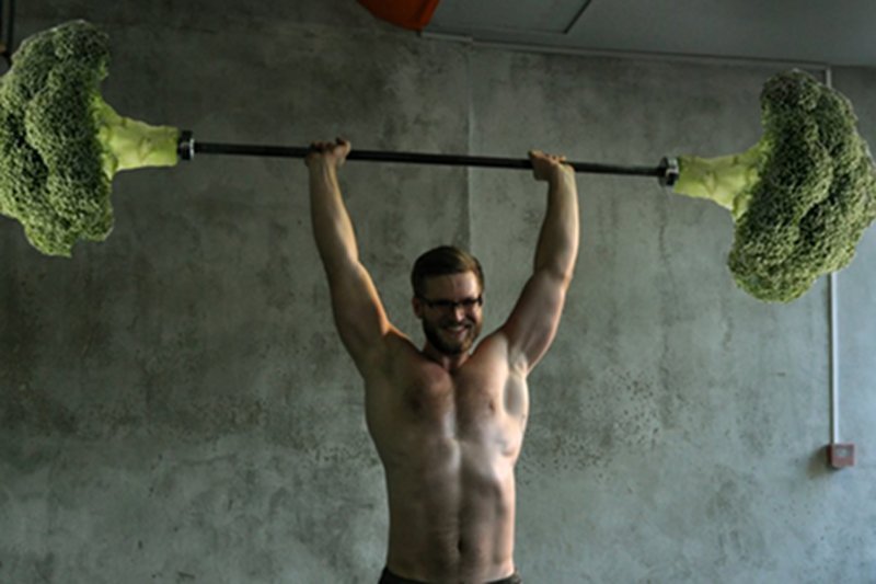 Szymon Urban, trener personalny udowadnia, że mięśnie można budować na brokułach...