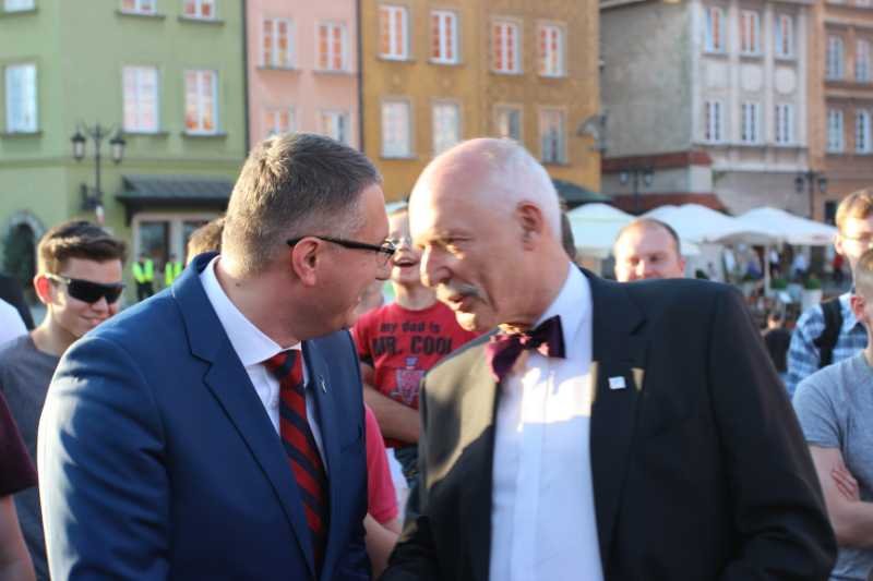 Janusz Korwin-Mikke i Przemysław Wipler. Być może politycy własnie dyskutują o tym, gdzie podziała się reszta wyborców, której zabrakło na ostatnim wiecu KNP.