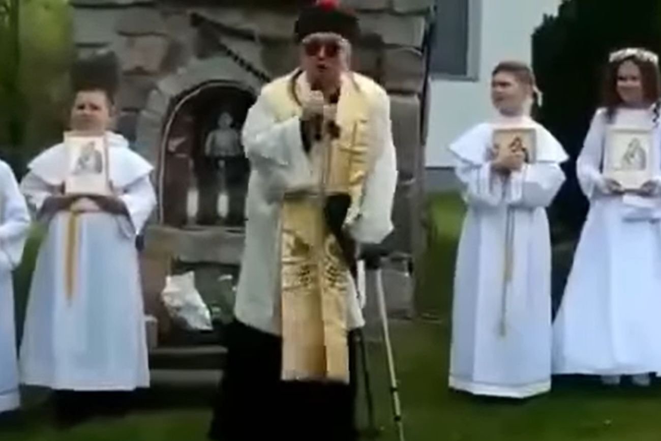 Piosenka, którą ksiądz zaśpiewał z dziećmi po uroczystości komunii świętej wywołała niemały szok.