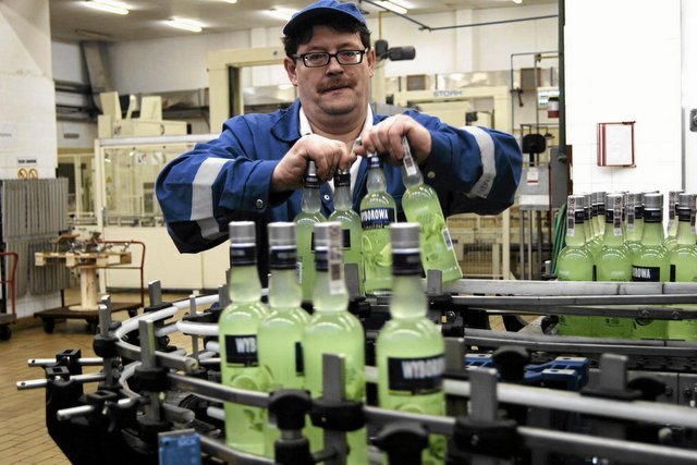 Producenci polskich wódek mają coraz większe problemy. Walczą obniżając ceny jednocześnie podwyższa im się podatki