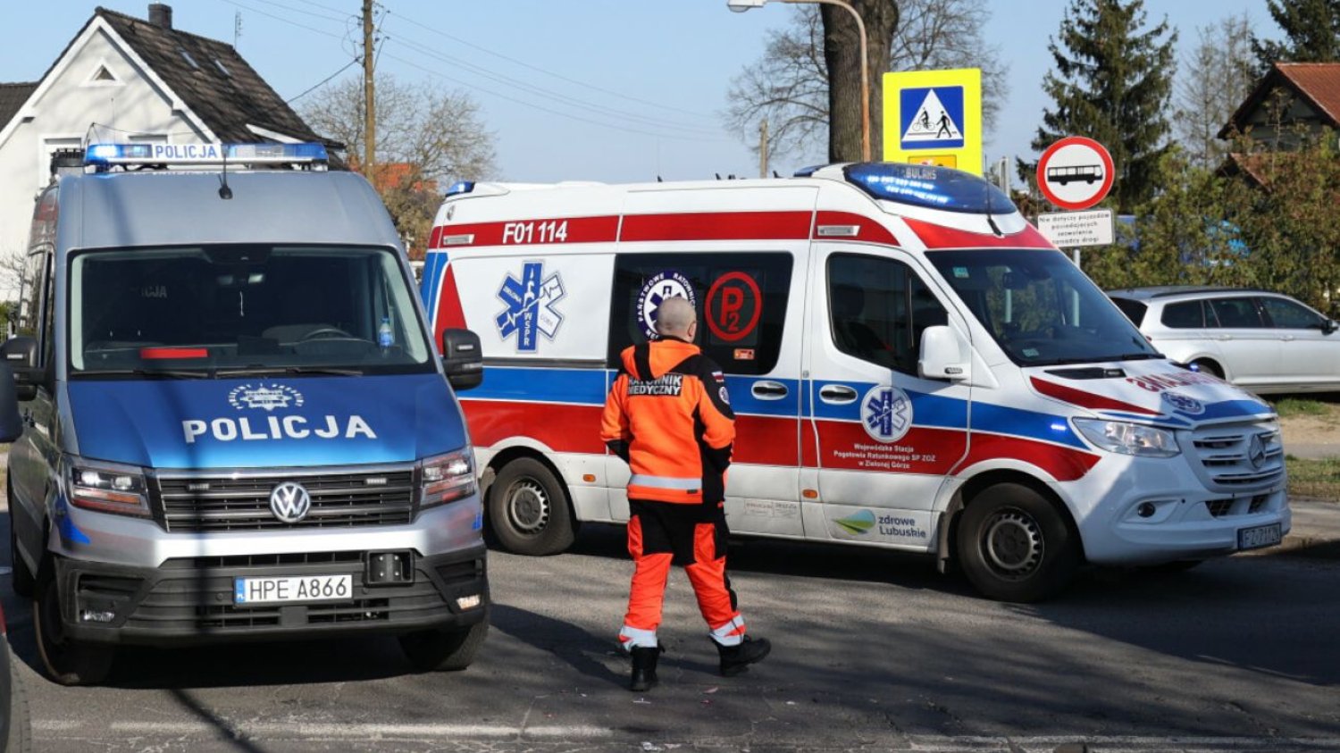 Karetka i radiowóz (zdjęcie poglądowe)