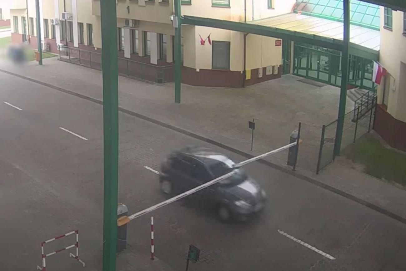 Obywatel Francji staranował szlaban na przejściu w Grzechotkach.