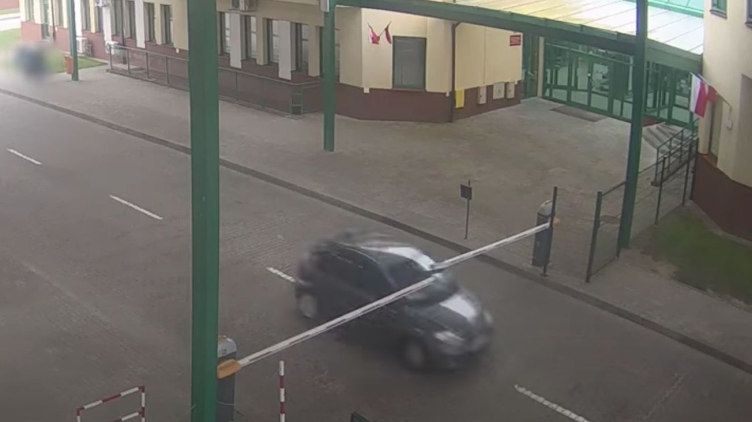 Obywatel Francji staranował szlaban na przejściu w Grzechotkach.