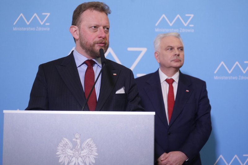 Wiceminister zdrowia Waldemar Kraska (po prawej): przypadków koronawirusa będzie więcej.