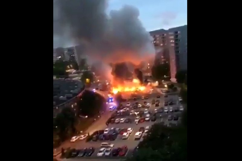 W Göteborgu spłonęły w nocy dziesiątki samochodów.