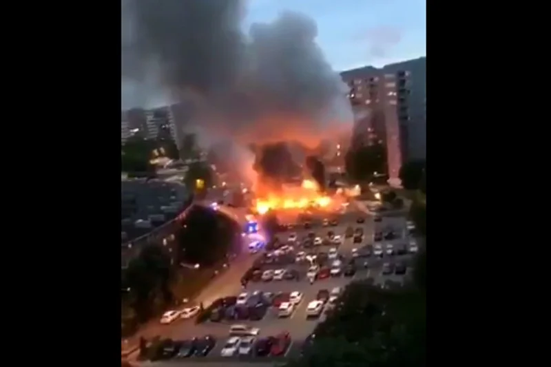 W Göteborgu spłonęły w nocy dziesiątki samochodów.