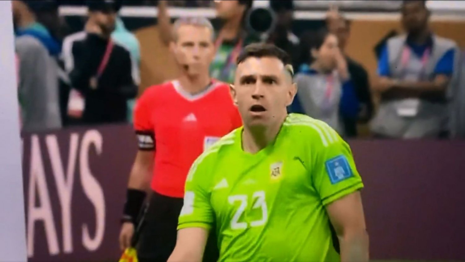 Emiliano Martinez w charakterystyczny sposób ruszał barkami po kolejnych obronionych rzutach karnych Francuzów.