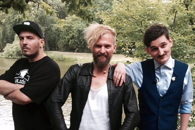 To zdjęcie, które za kilkadziesiąt lat będzie uznawane za kultowe. O.S.T.R, Organek i Dawid Podsiadło przed koncertem w warszawskich Łazienkach.