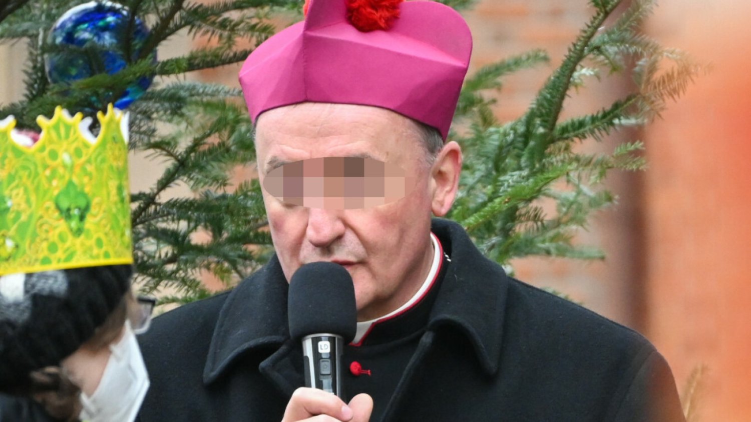 Biskup tarnowski Andrzej J.