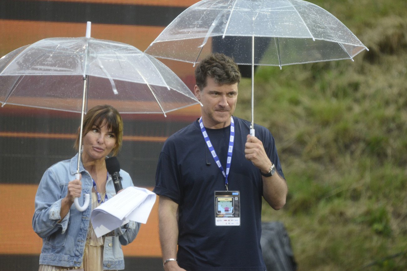 Tomasz Kammel i Beata Chmielowska-Olech pod parasolami za kulisami opolskiego festiwalu.