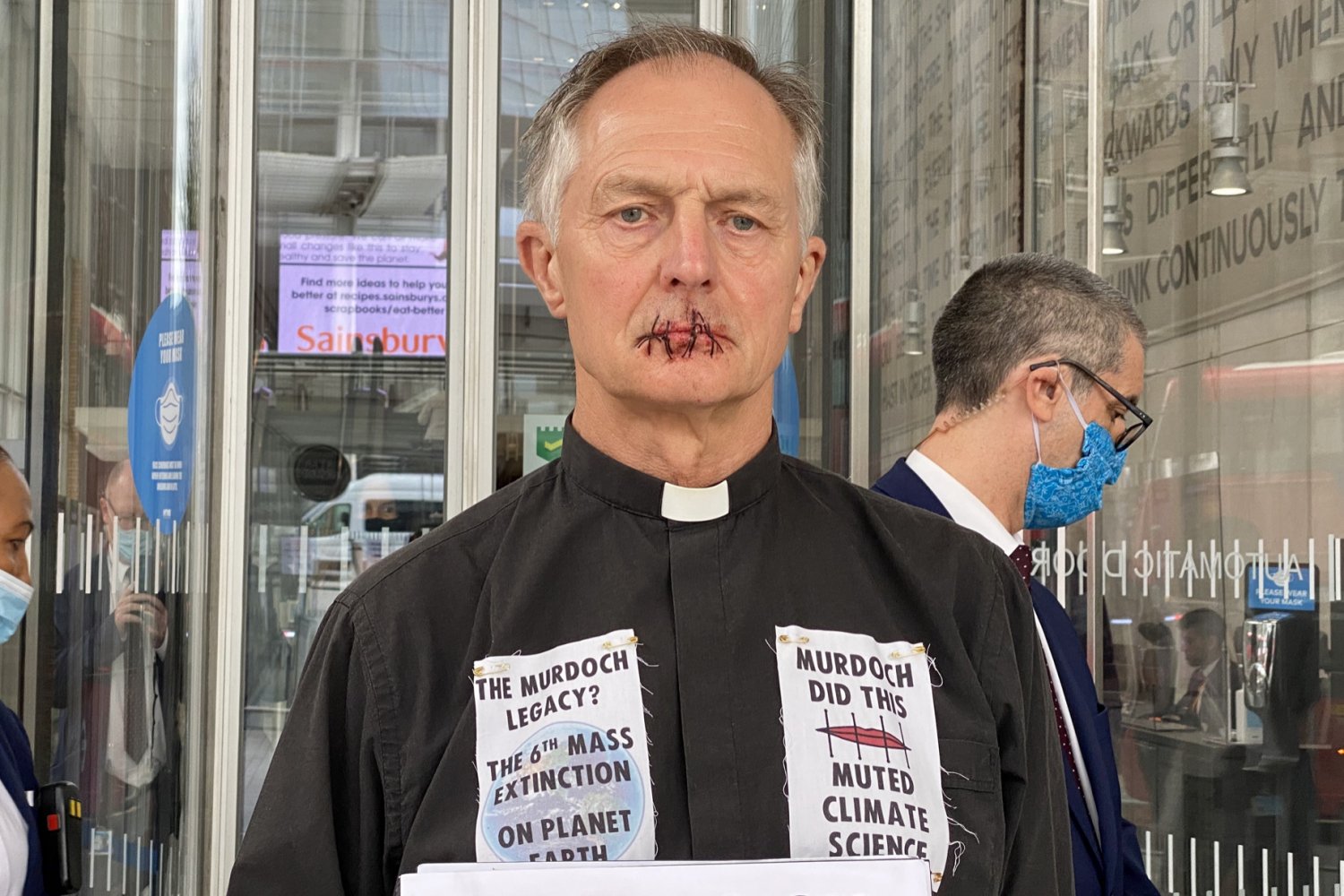 Wikary protestu przeciwko negowaniu zmian klimatu przez miliardera Ruperta Murdocha.