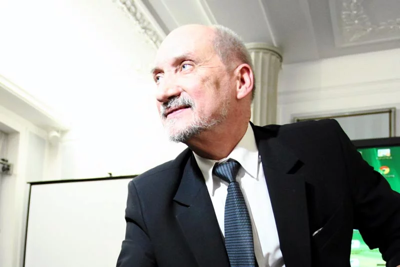 Antoni Macierewicz donosi do prokuratury w sprawie ocalałych z katastrofy smoleńskiej.