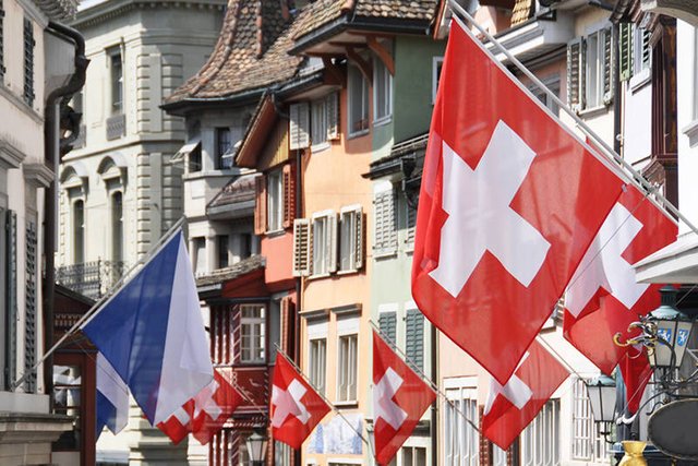 Szwajcarzy odrzucili możliwość otrzymania minimalnej pensji na poziomie 25 dolarów za godzinę pracy