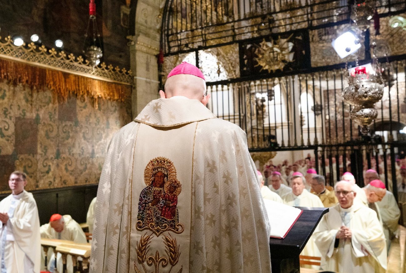 Ksiądz Jaroszewicz zapytany o żeńskie formy. Pokazał, co mówi modlitewnik.