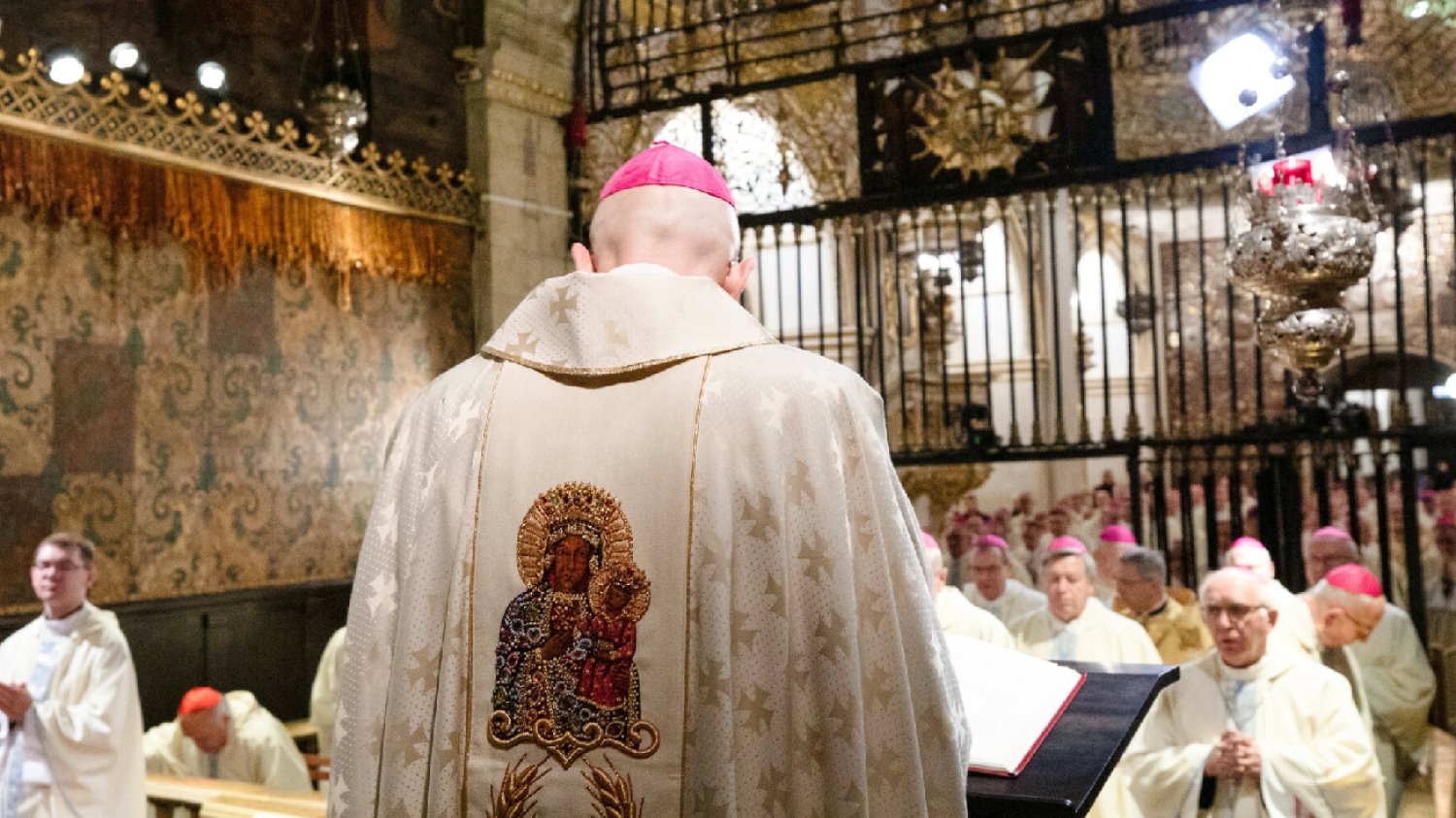 Ksiądz Jaroszewicz zapytany o żeńskie formy. Pokazał, co mówi modlitewnik.