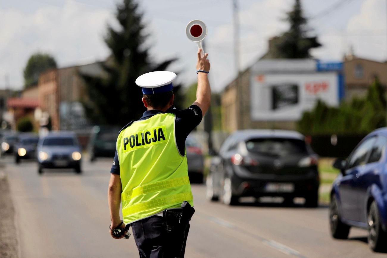 Takim autem porusza się podejrzany z Małopolski. Policja alarmuje Polaków ws. obławy