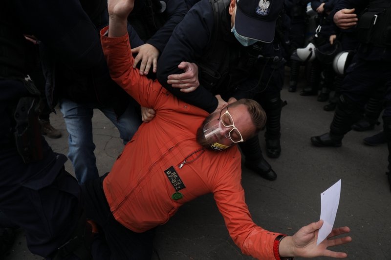 Paweł Tanajno zatrzymany podczas protestu pod schodami smoleńskimi w Warszawie.