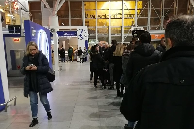 Były dziennikarz INNPoland – podobnie jak inni podróżni – nie mógł się skontaktować z lotniskiem Okęcia przez telefon ani messenger. Chciał przebukować bilety lotnicze z powodu koronawirusa. Na lotnisku kłębił się tłum niedoszłych podróżnych.