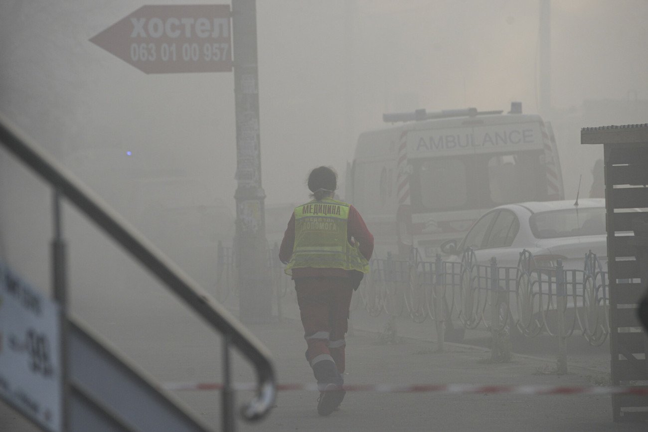 Rosjanie ostrzelali dworzec w Chersoniu. (Zdjęcie przedstawia sytuację po ataku Rosjan w Kijowie w 2022 r.)