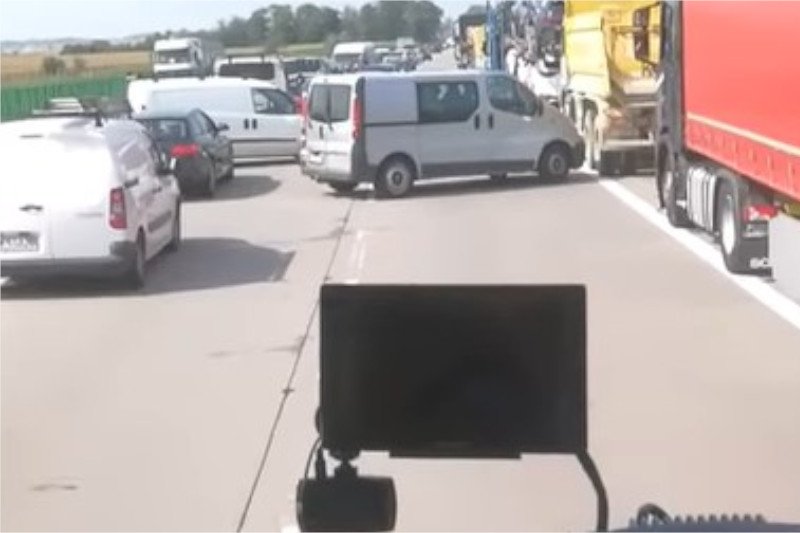 Strażacy nagrali zachowanie kierowców na A4.