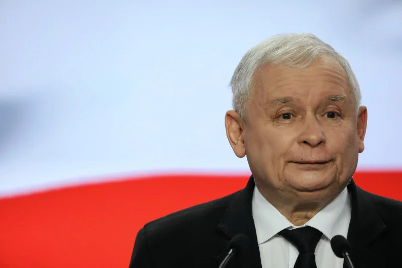 Jarosław Kaczyński miał osobiście zmieniać ustawę o pensjach dla polityków.