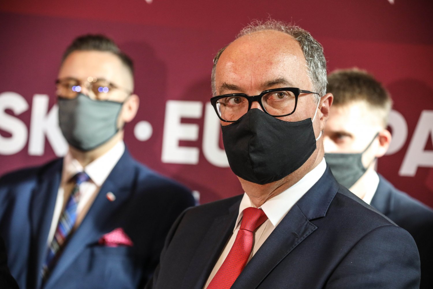 Szef SLD Włodzimierz Czarzasty krytykuje bezradność rządu PiS w walce z epidemią koronawirusa SARS-CoV-2 w Polsce.