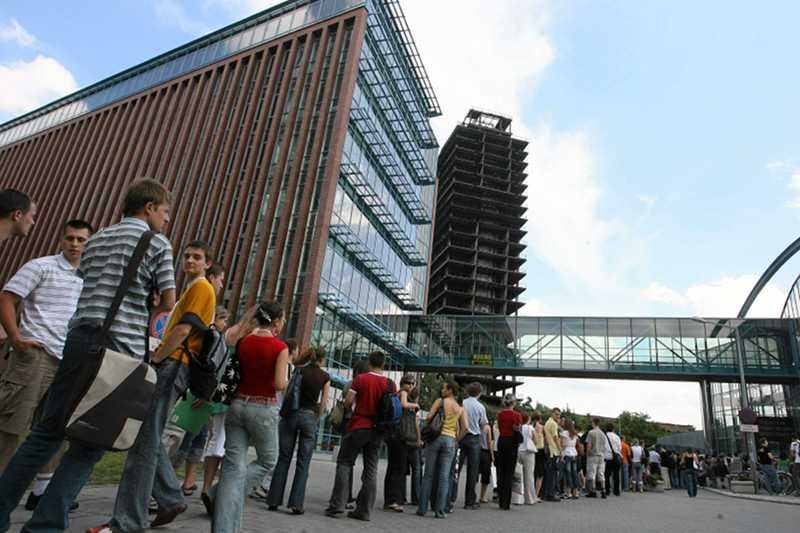 Młodym absolwentom wystarczy 2200 złotych brutto miesięcznie.