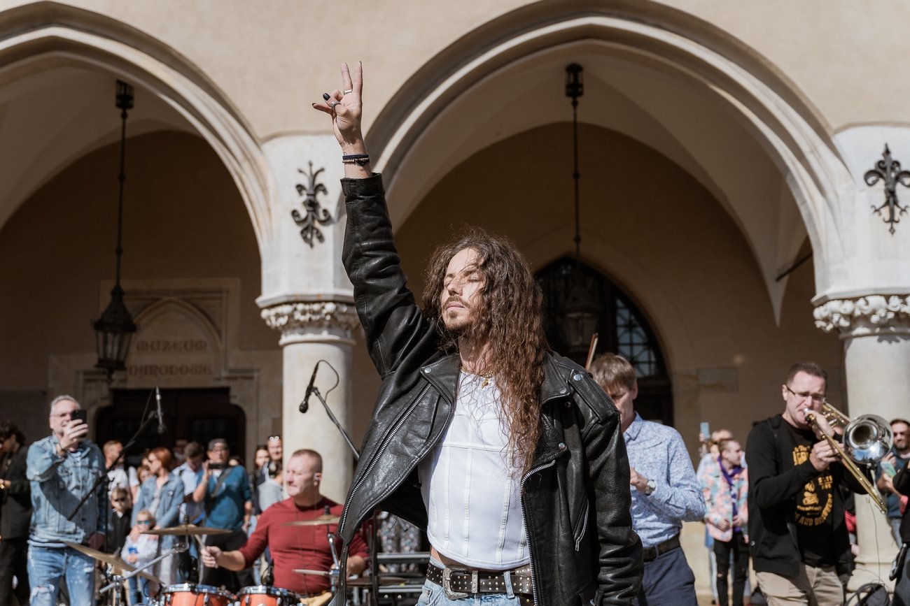 Michał Szpak wykonał w Krakowie piosenkę "Bohemian Rhapsody" z okazji 75. urodzin Freddiego Mercury'ego.