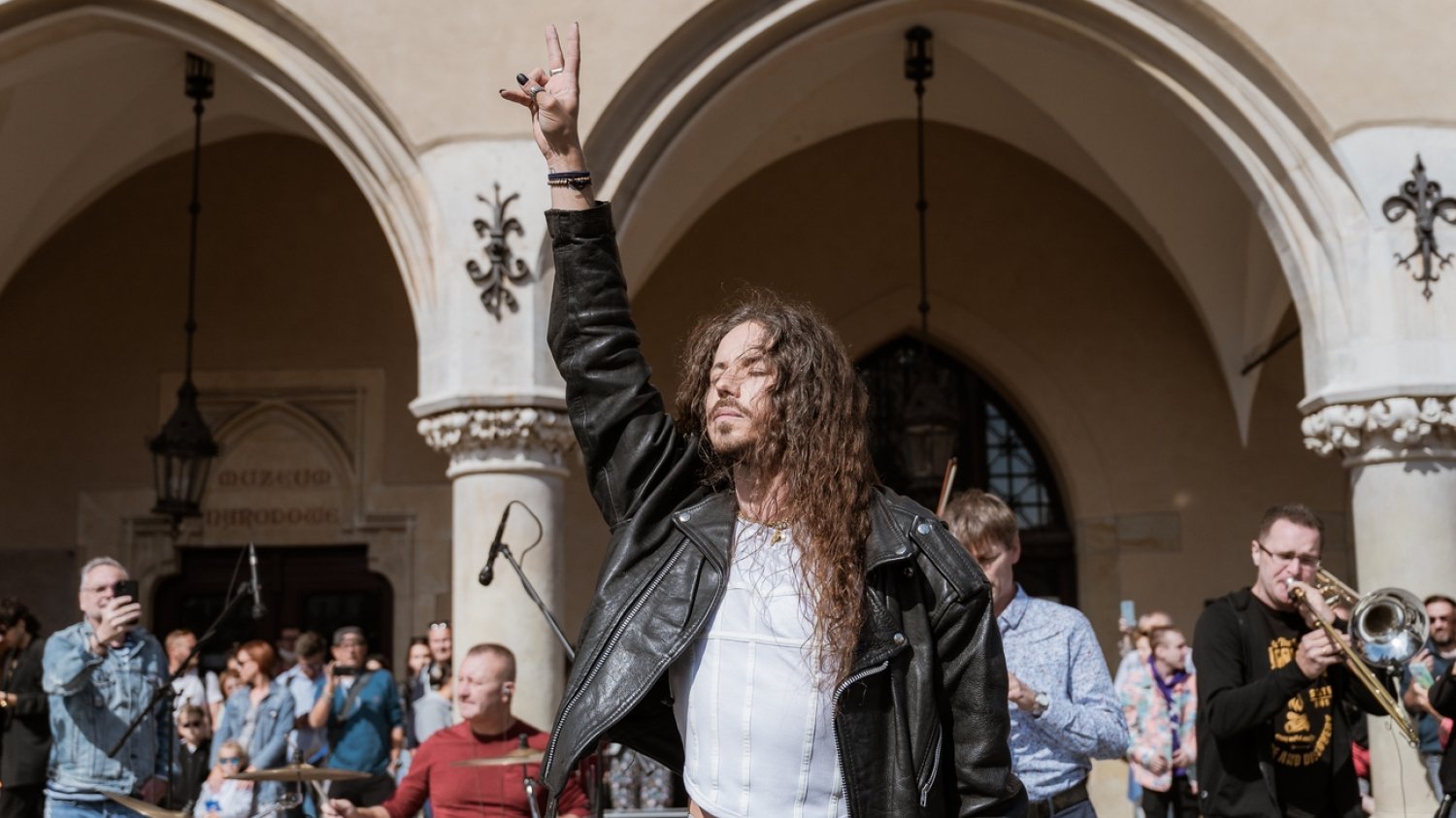 Michał Szpak wykonał w Krakowie piosenkę "Bohemian Rhapsody" z okazji 75. urodzin Freddiego Mercury'ego.