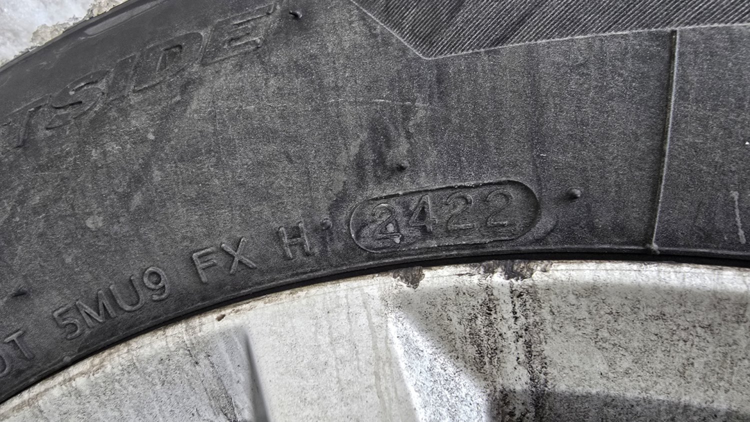 Jak sprawdzić, kiedy opony są za stare? Oto gdzie musicie szukać i nie, nie chodzi o bieżnik