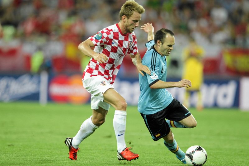 Rakitic i Iniesta podczas jednego ze słabszych meczów Euro 2012