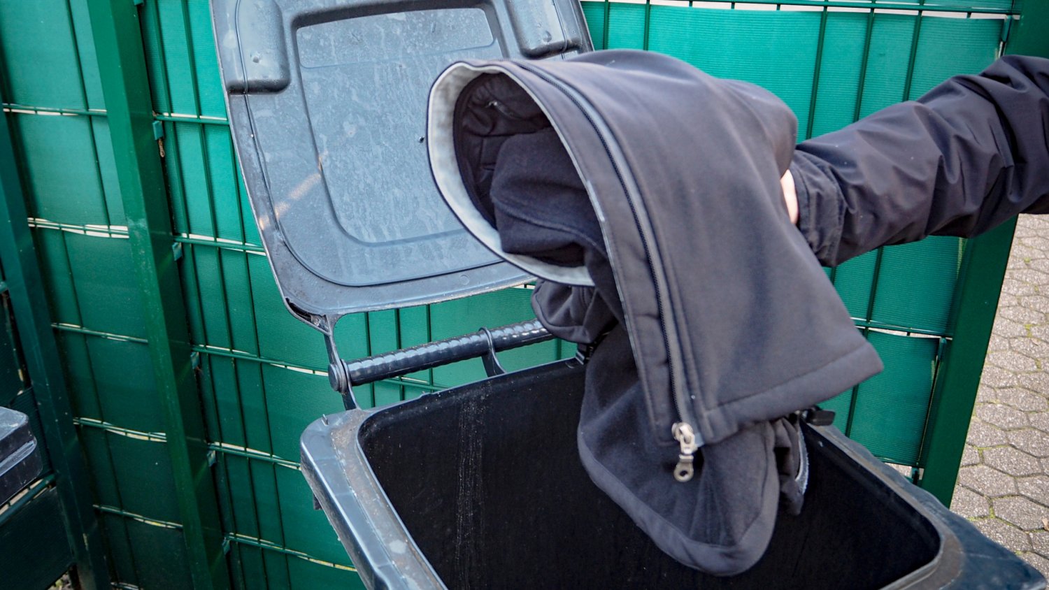 Nie wyrzucaj starych ubrań do zwykłego kosza. Błąd kosztuje nawet 5000 zł