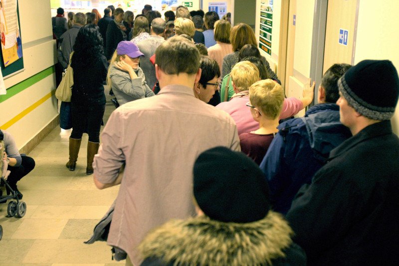 Kolejki do świadczeń medycznych są coraz większe.